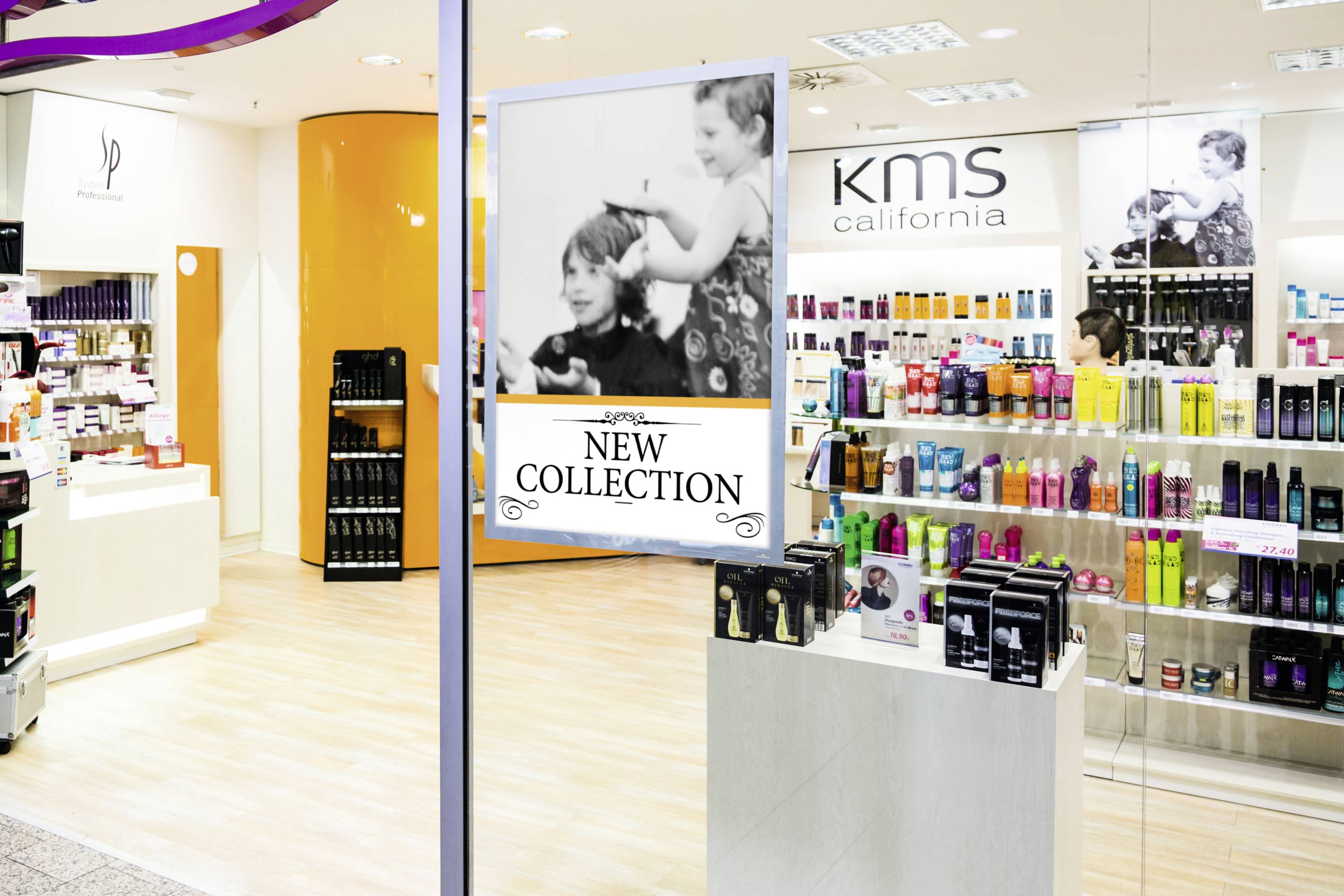Friseursalon mit Werbeposter 'New Collection' im Schaufenster. Regale mit Haarkosmetikprodukten sind im Hintergrund zu sehen.