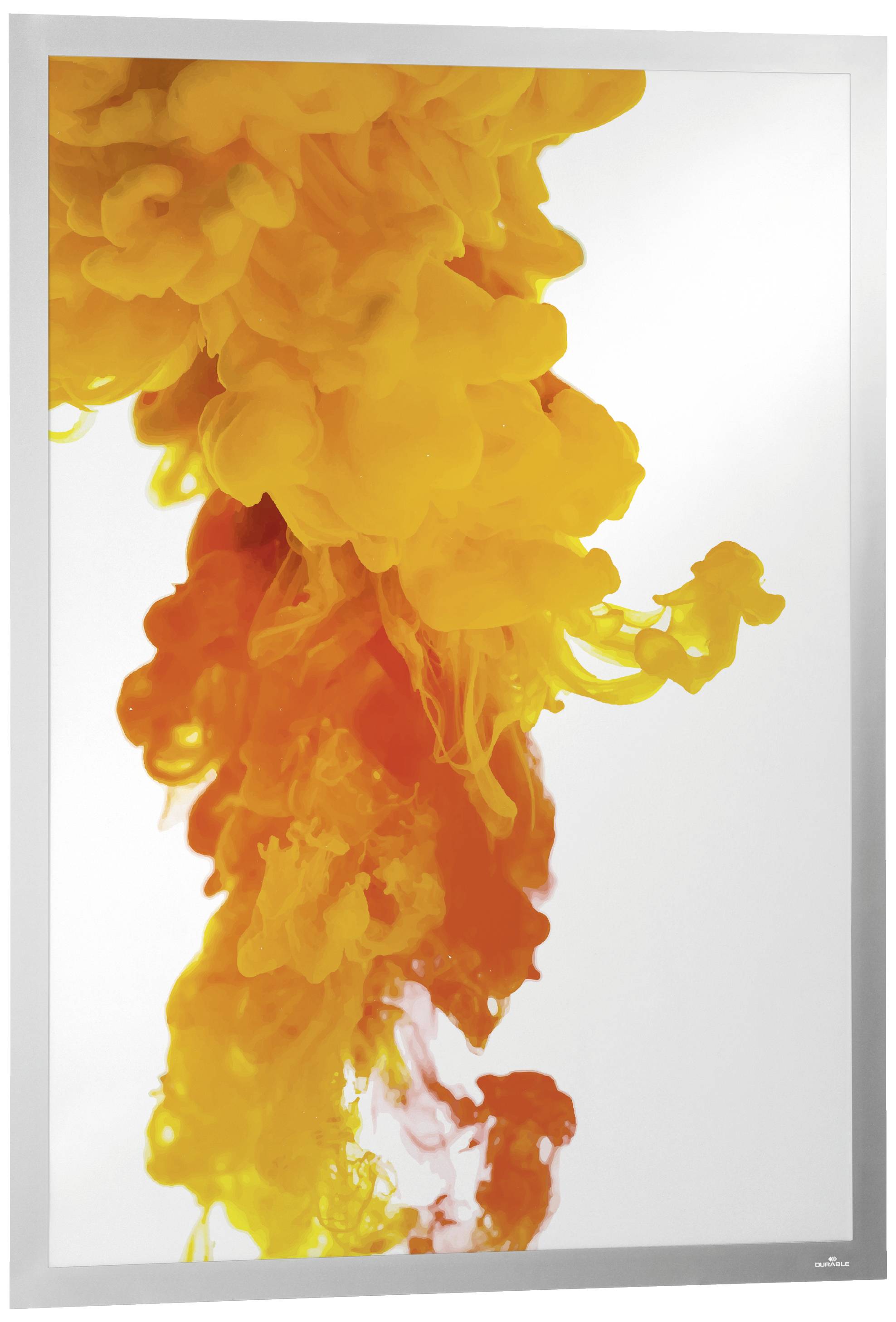 Gelbe und orangefarbene Farbpigmente, die sich in Wasser wolkenartig ausbreiten.