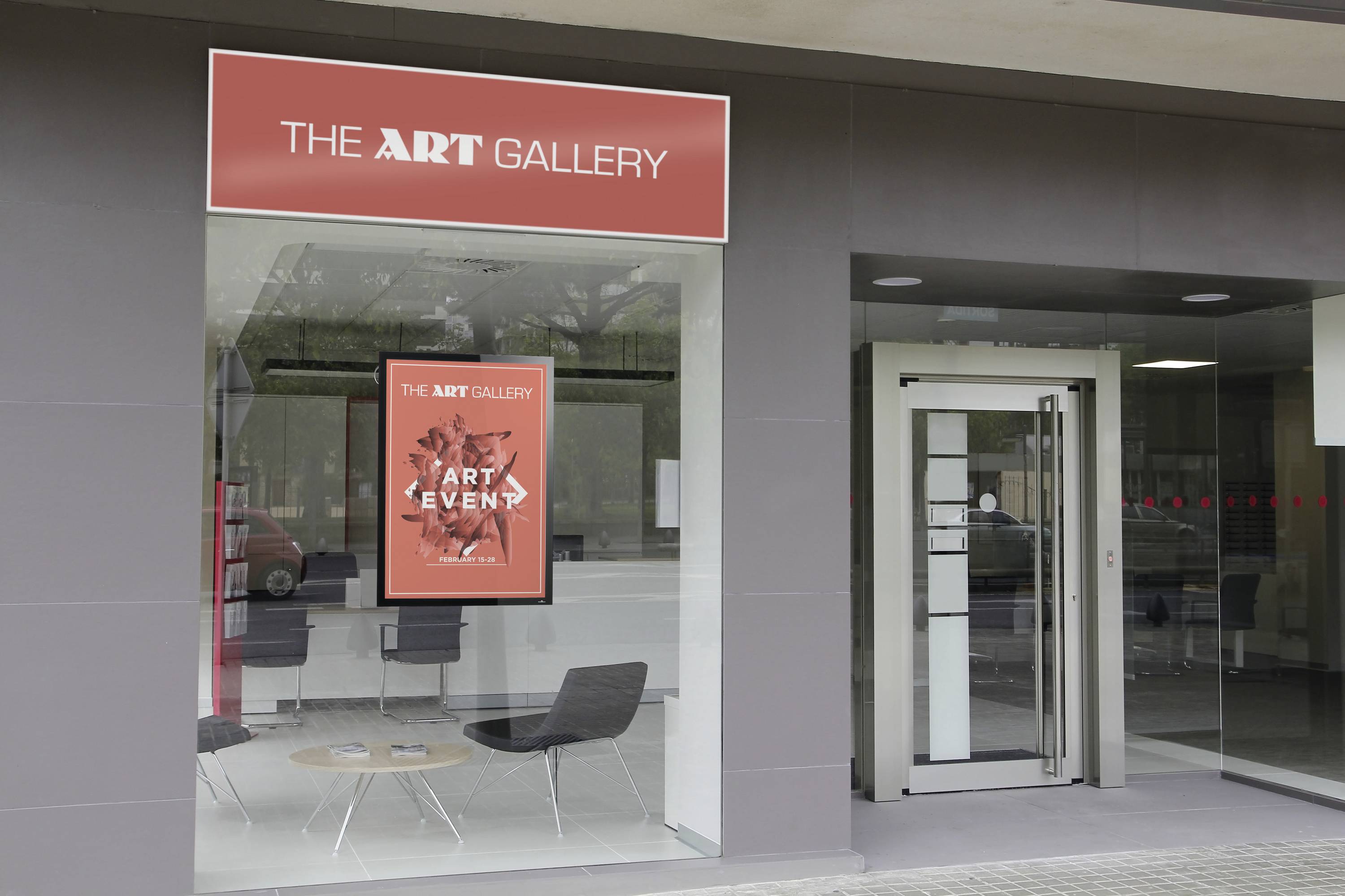 Eingang zu einer Kunstgalerie mit einem großen Plakat im Fenster, das eine kommende Kunstausstellung ankündigt.