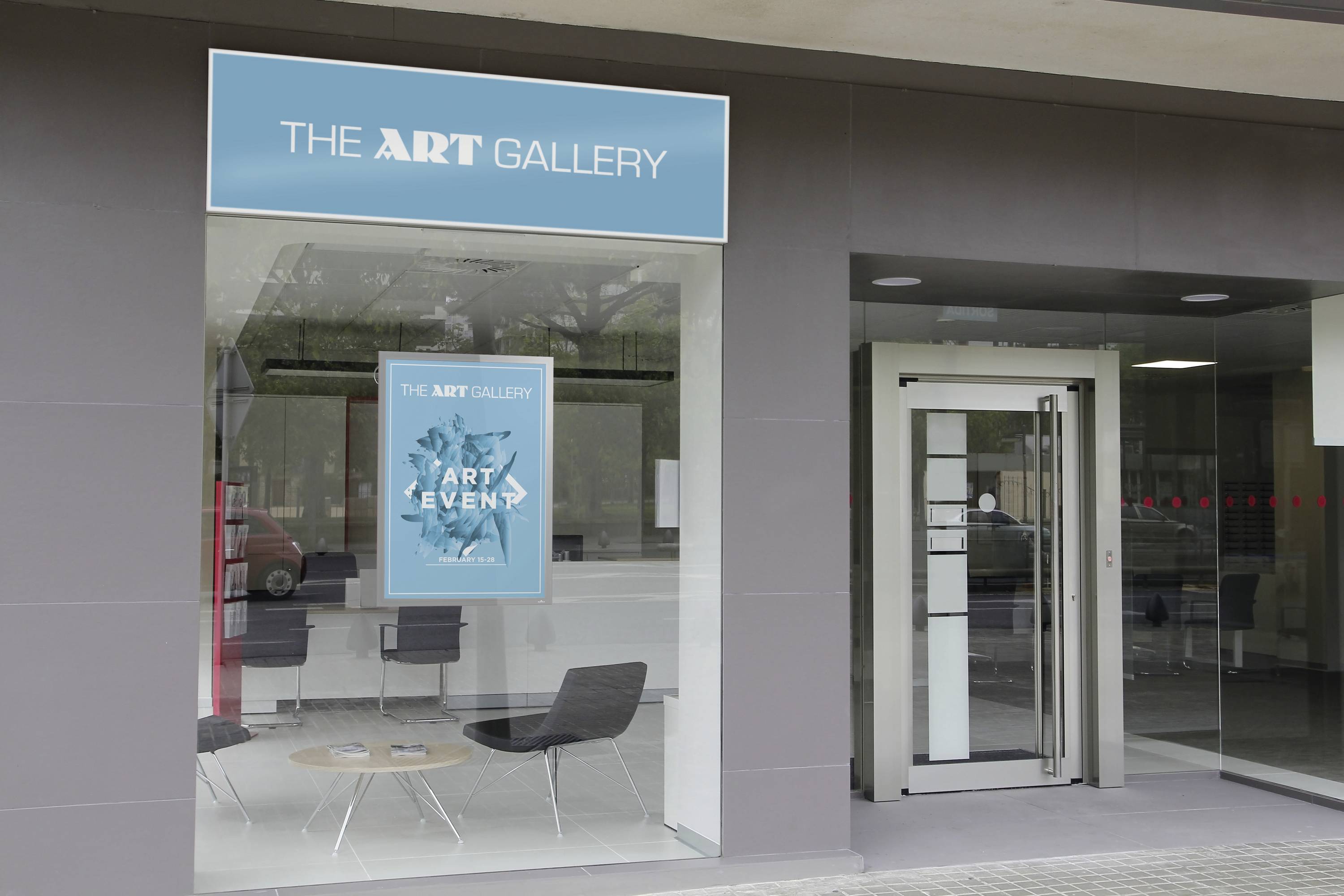 Eingang zu einer Kunstgalerie mit einem Plakat, das auf ein Kunstevent hinweist. Modernes Design mit Glasfront.