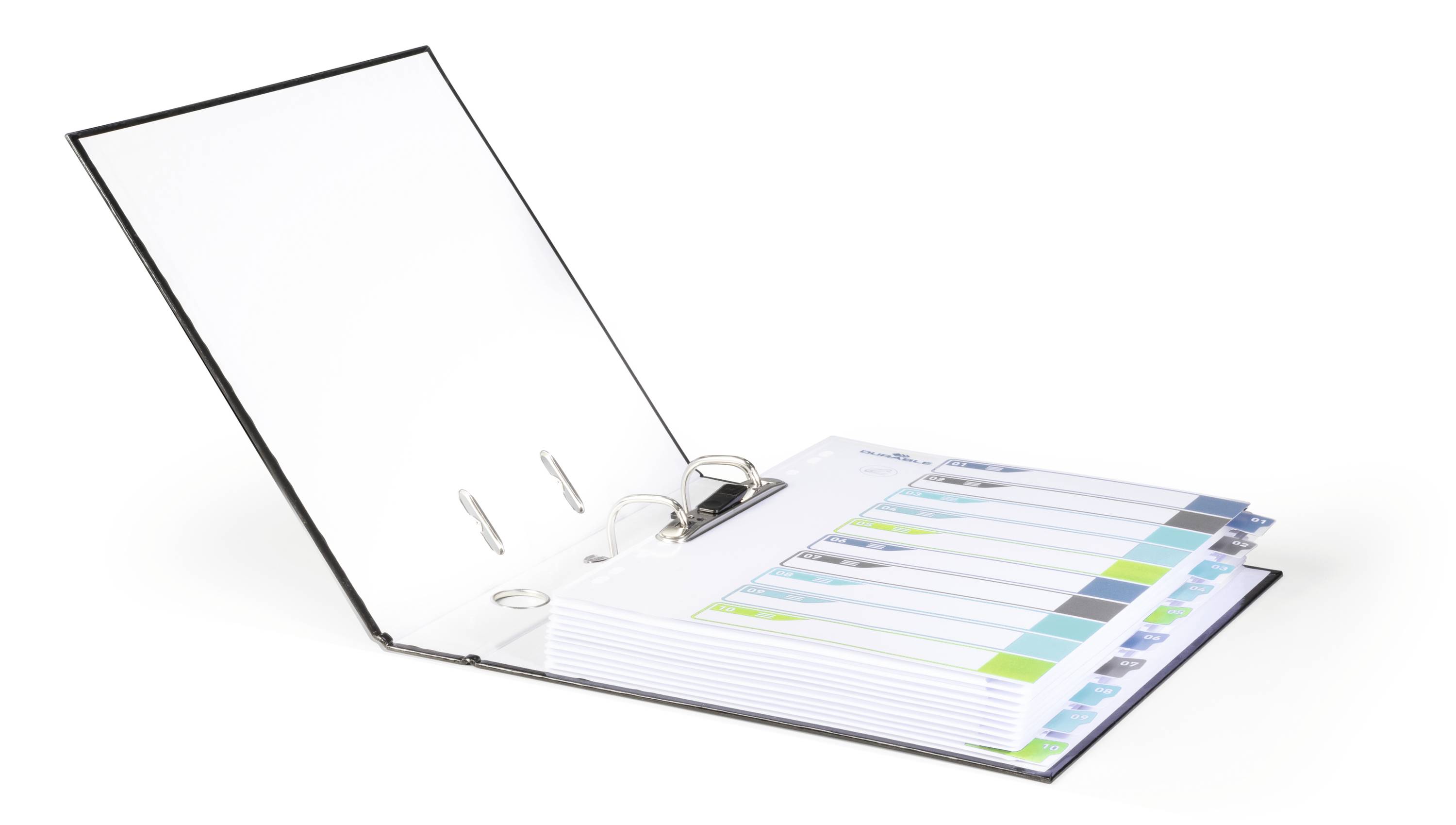 Ein geöffneter Ringordner mit mehreren weißen Registerkarten, die in verschiedenen Farben markiert sind, liegt auf einem Tisch.