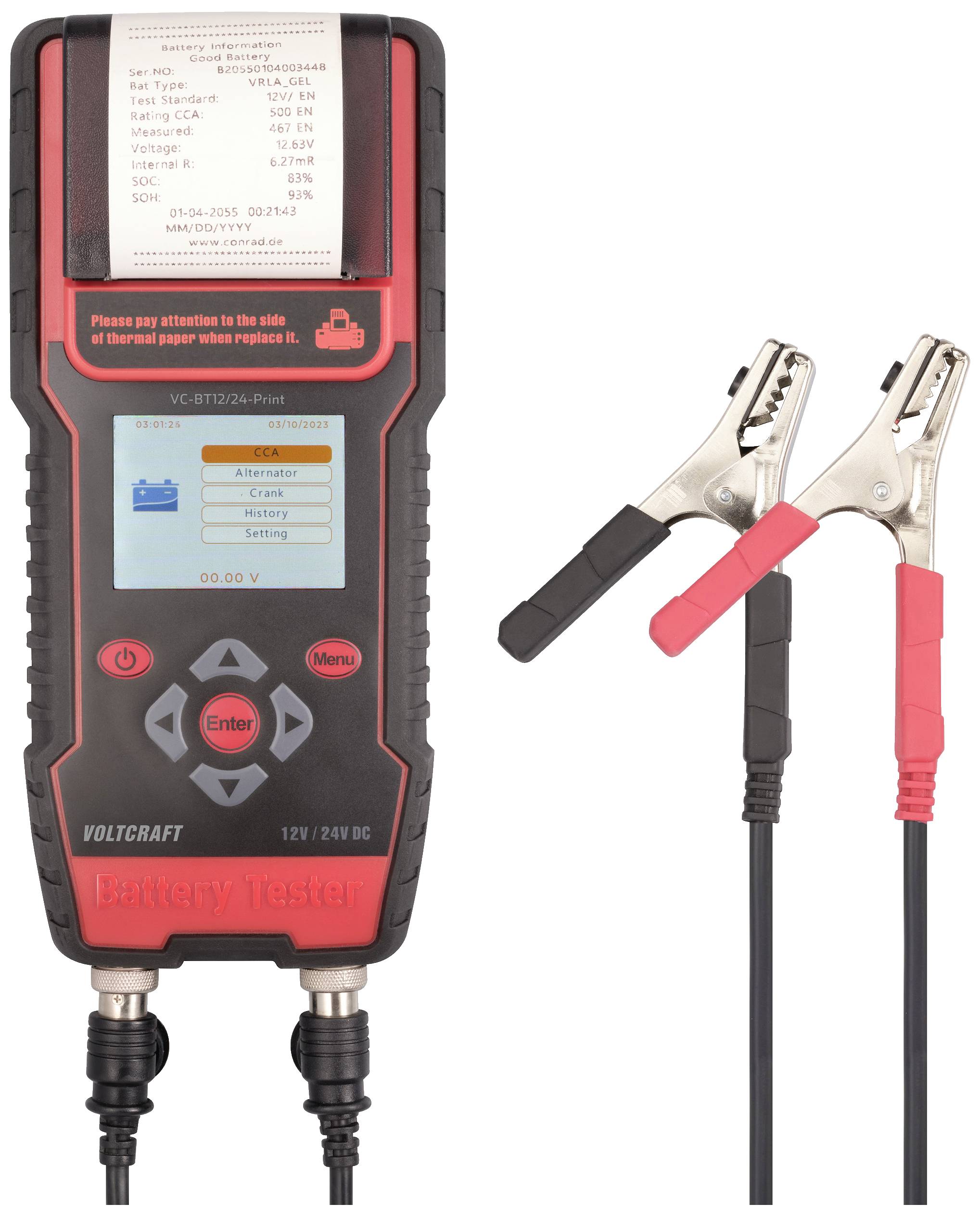 Batterietester mit digitalem Display und zwei Prüfkabeln mit Klemmen. Gerät zeigt Batteriezustand und Spannung an.