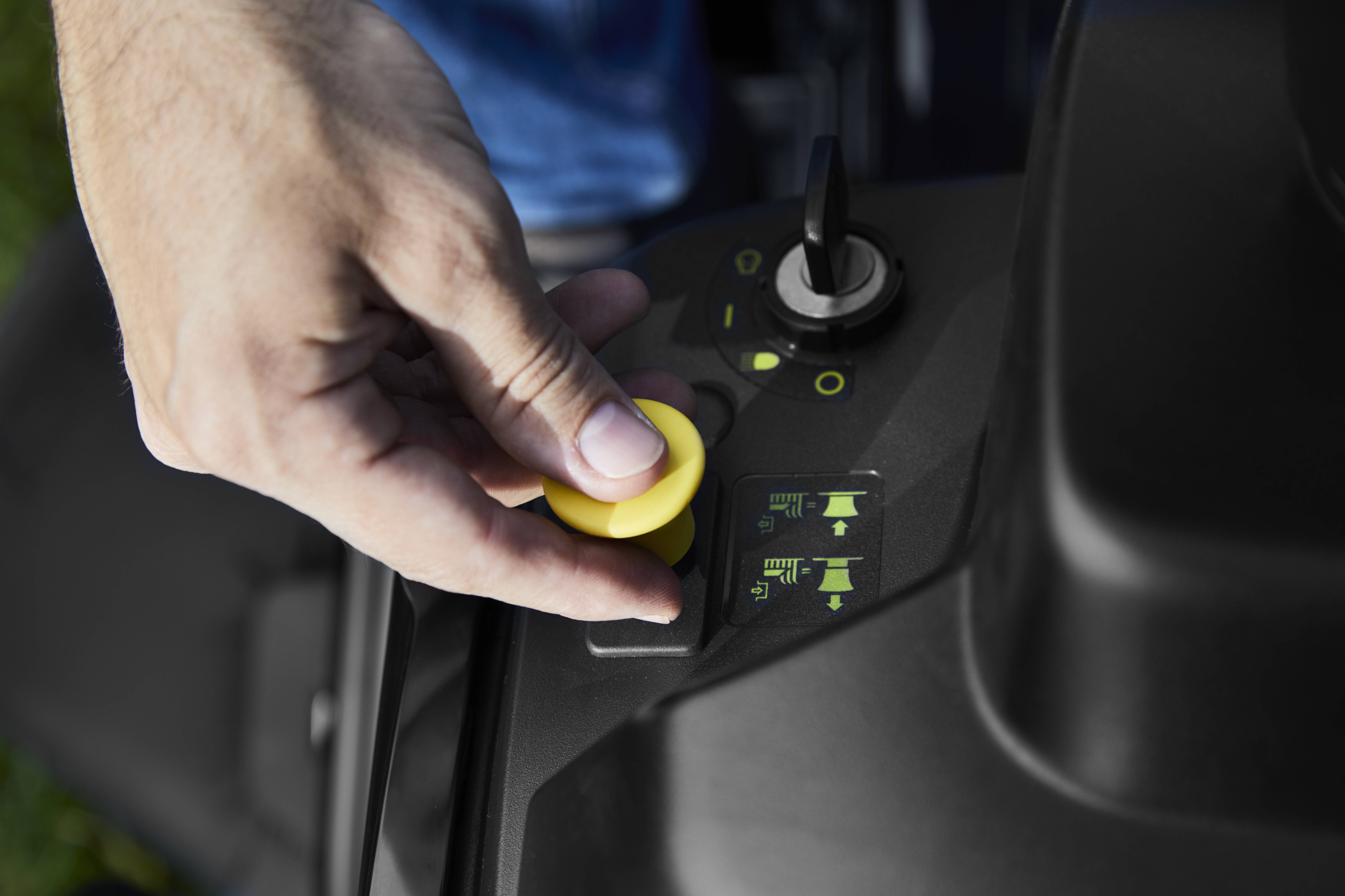 STIGA AT3 98A Benzin Rasentraktor Seitenauswurf 6.5kW Schnittbreite (max.) 98cm Geeignet für 4500m²