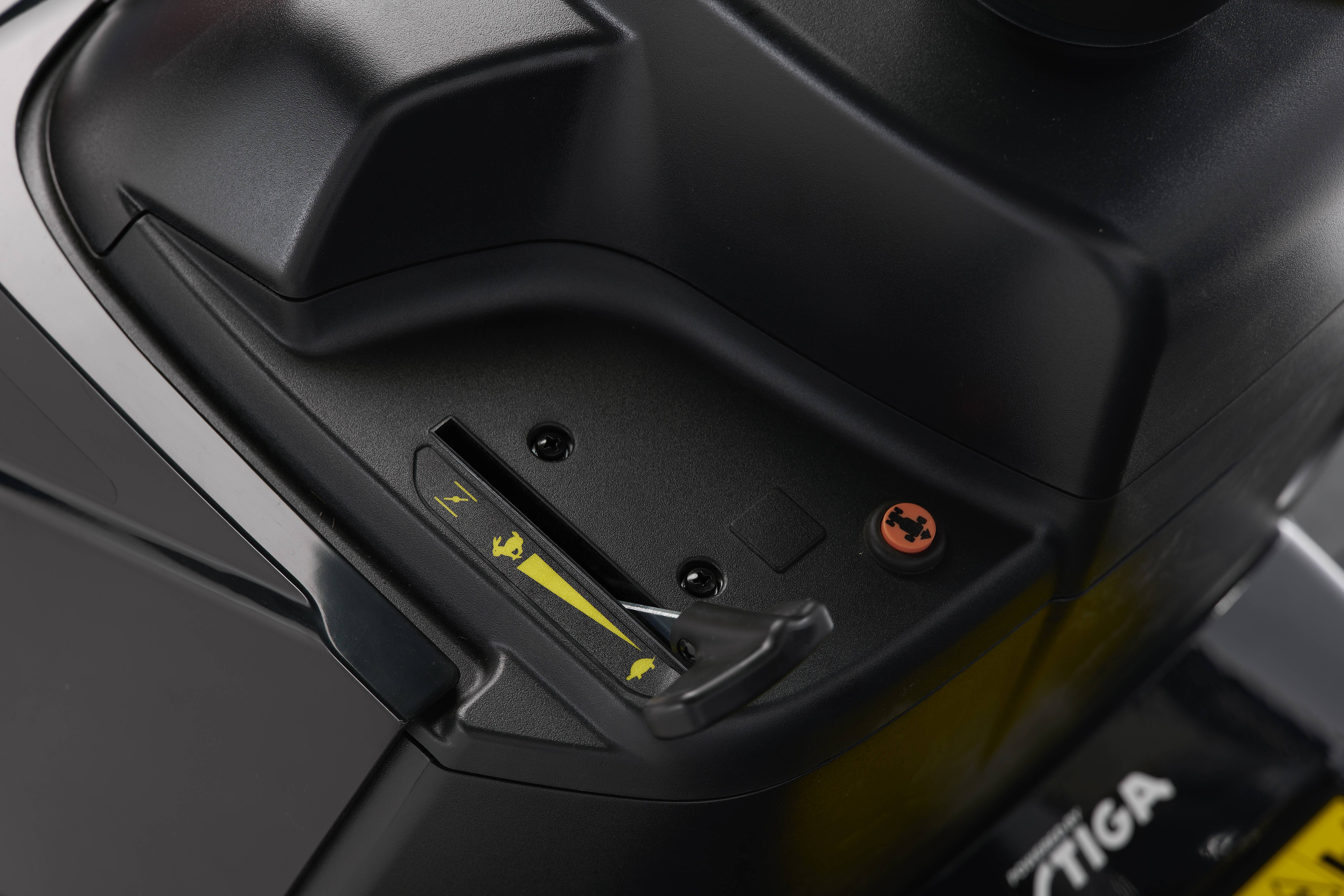 STIGA AT3 98A Benzin Rasentraktor Seitenauswurf 6.5kW Schnittbreite (max.) 98cm Geeignet für 4500m²