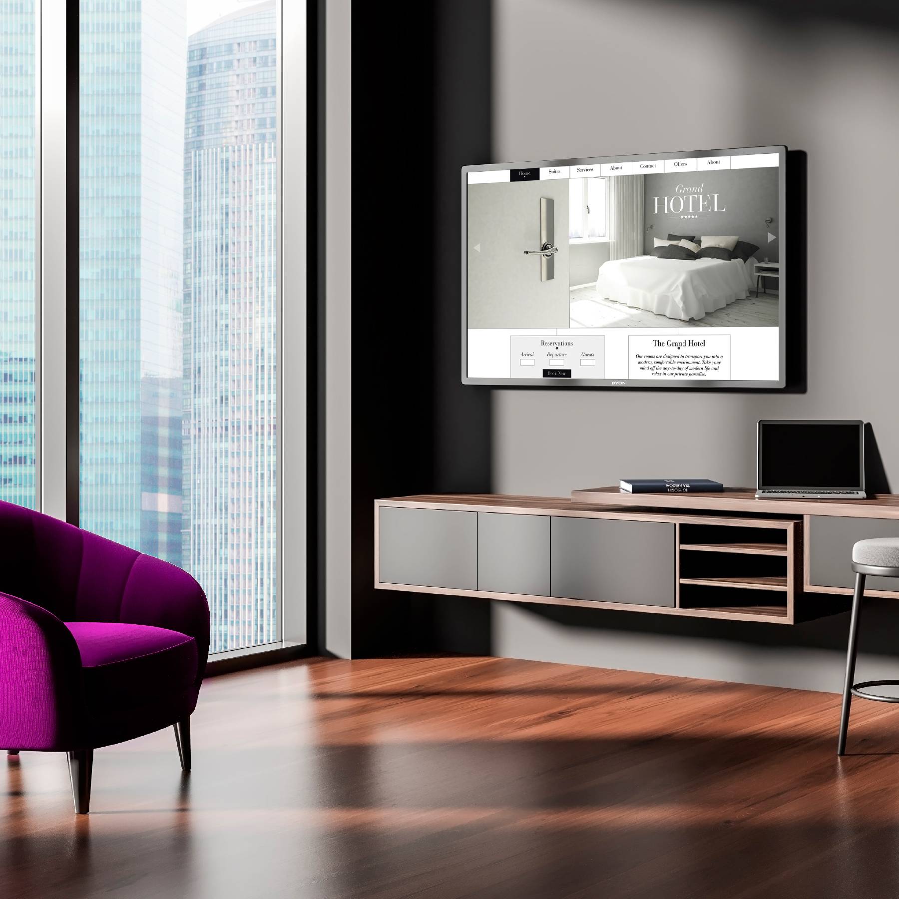 Ein modernes Hotelzimmer mit einem violetten Sessel, großem Fenster und an der Wand montiertem Fernseher, der eine Hotel-Website mit einem Bettbild und Text anzeigt.