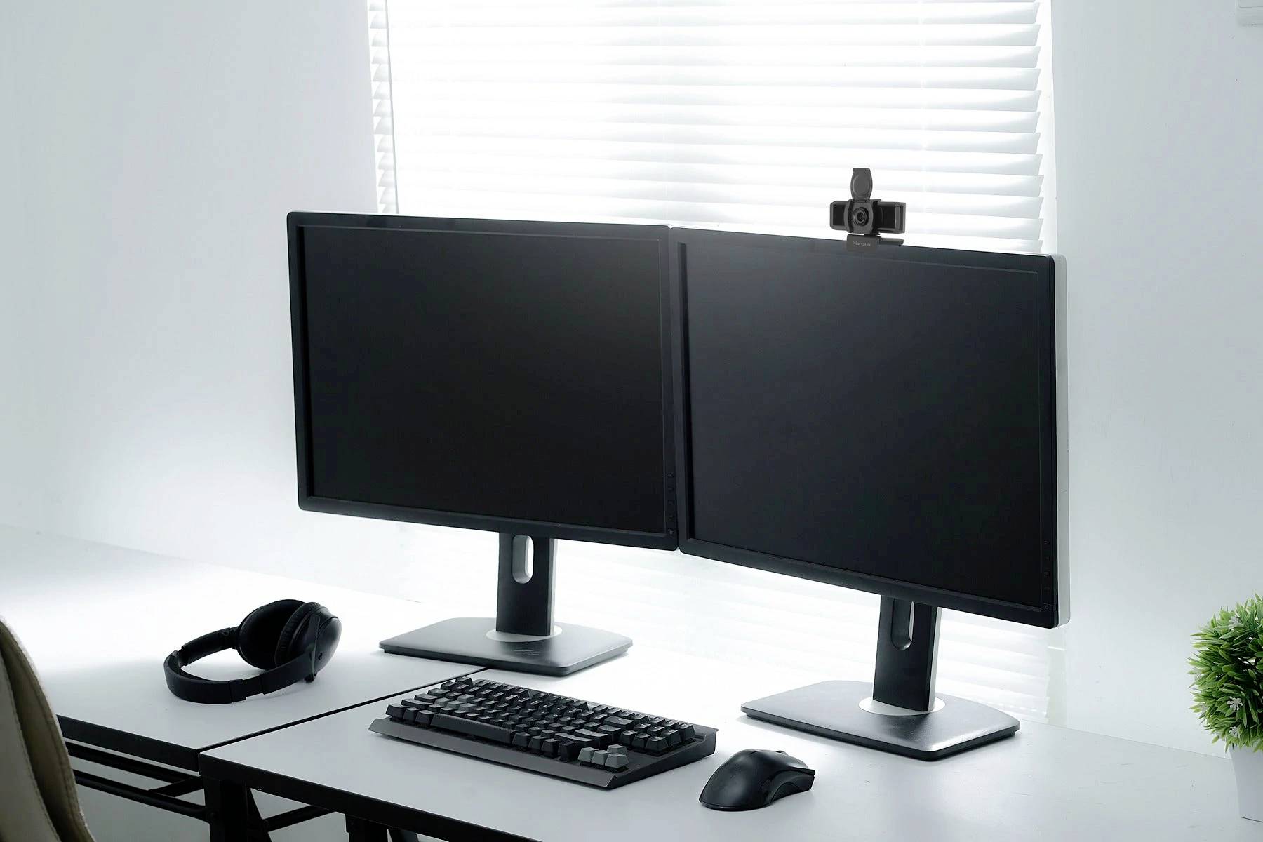 Targus Webcam Pro Full HD-Webcam 1920 x 1080 Pixel Integrierte Abdeckblende, Klemm-Halterung, Standfuß