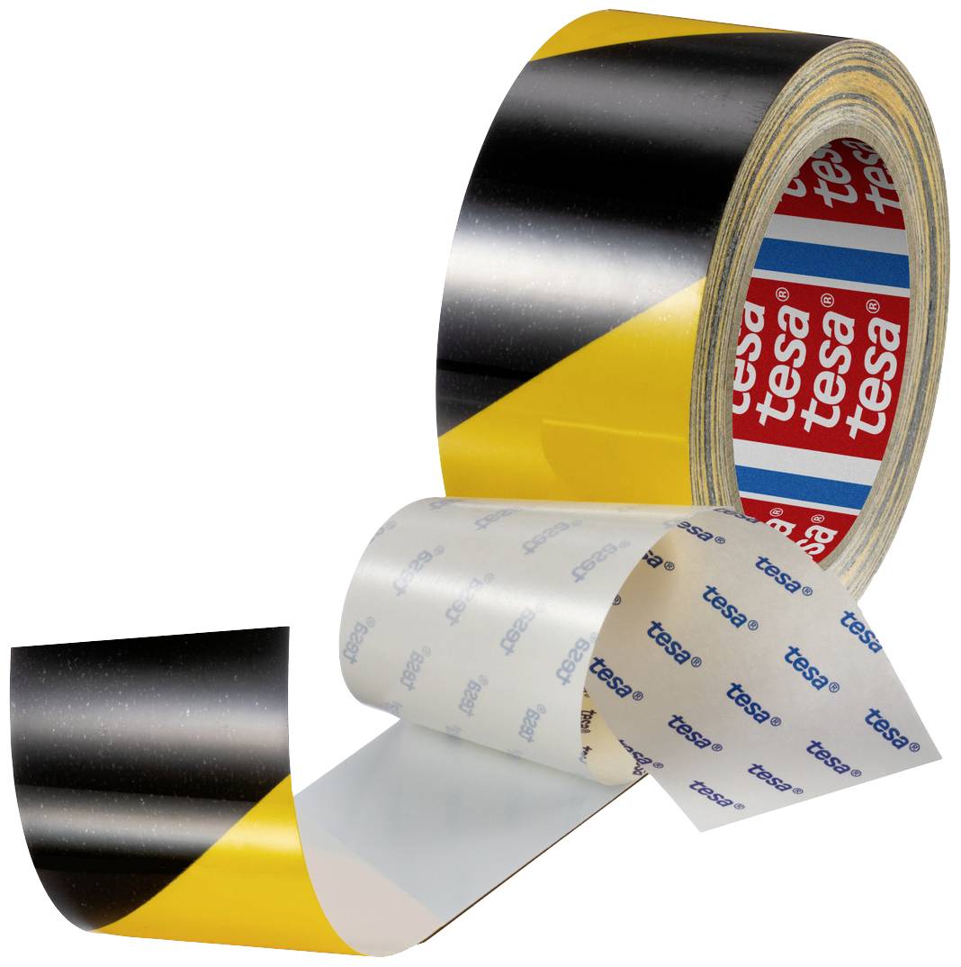Ein Stapel von gelb-schwarzem Warnklebeband mit Tesa-Logo.  Ein Streifen ist abgerollt, zeigt das Logo auf der Rückseite.