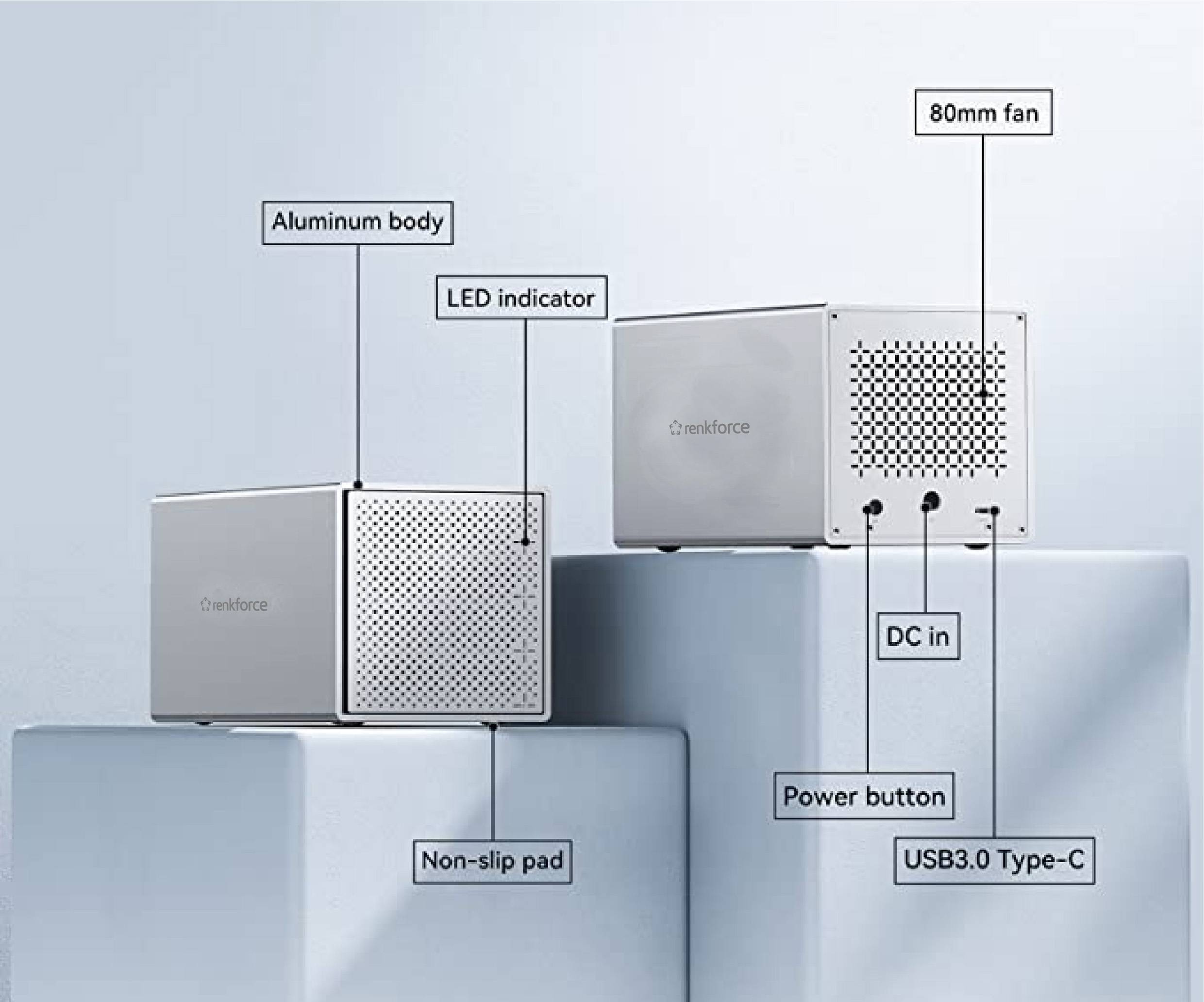 Zwei silberne Computergehäuse auf Sockeln. Eines hat Etiketten für 'Aluminum body', 'LED indicator', 'Non-slip pad'. Das andere für '80mm fan', 'DC in', 'Power button', 'USB3.0 Type-C'.