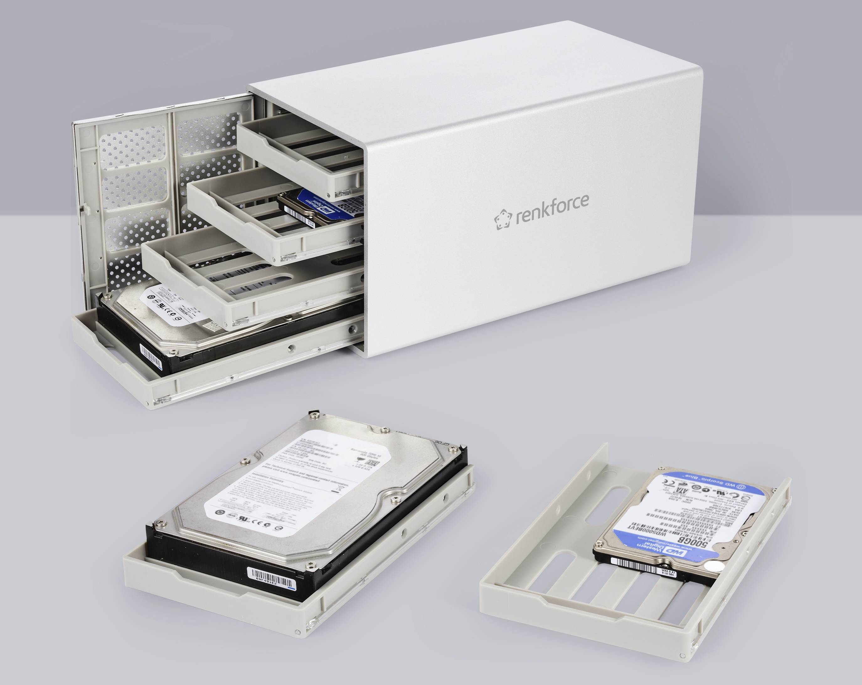 'Renkforce Festplatten-Gehäuse' mit drei herausziehbaren Schubladen, jede mit einer eingebauten Festplatte und einer einzelnen Platte daneben.