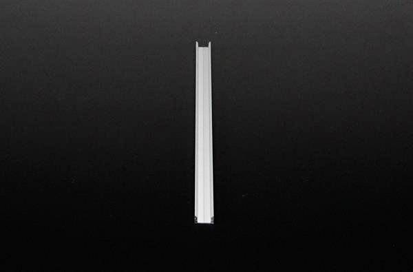 Ein einzelnes, vertikales, silbernes Aluminiumprofil vor schwarzem Hintergrund.