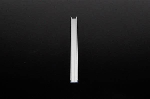 Metallisches Objekt vertikal zentriert auf schwarzem Hintergrund.