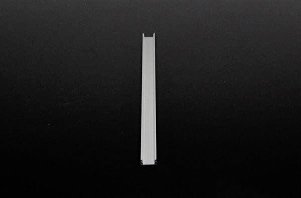 Ein dünner, vertikaler, grauer Streifen auf schwarzem Hintergrund in der Mitte des Bildes.