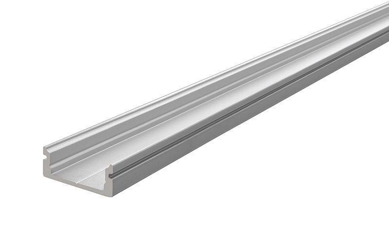 Langes, schmales Aluminiumprofil in U-Form, üblich für LED-Streifen-Montage, silbern reflektierend, zeigt Tiefe und Dimension.