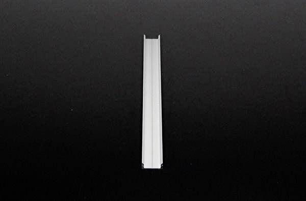 Ein weißer vertikaler Balken vor einem schwarzen Hintergrund, möglicherweise ein architektonisches oder konstruktives Element.