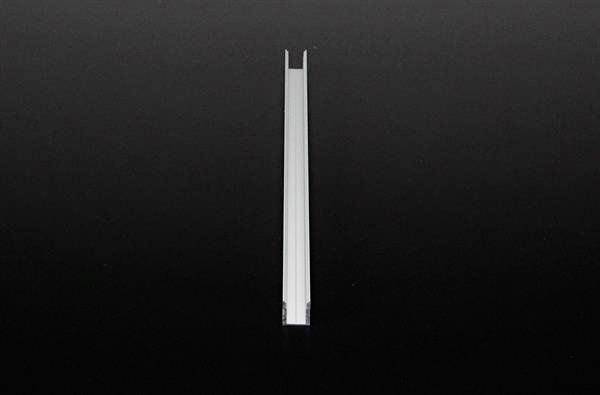 Eine einzelne weiße Schiene vor schwarzem Hintergrund, vertikal ausgerichtet, möglicherweise Teil eines Regalsystems oder einer Halterung.