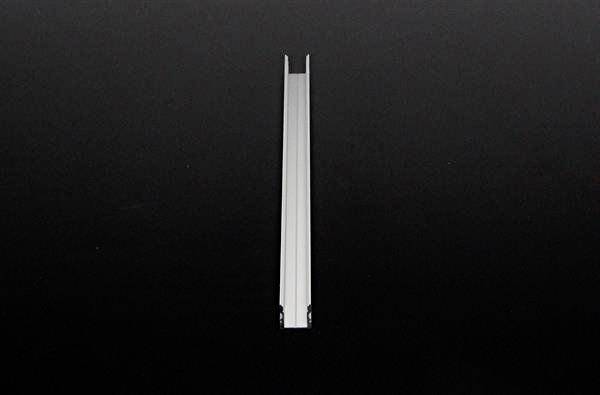 Eine einzelne, symmetrische, silberne Schiene oder Metallleiste auf schwarzem Hintergrund, zentral ausgerichtet.