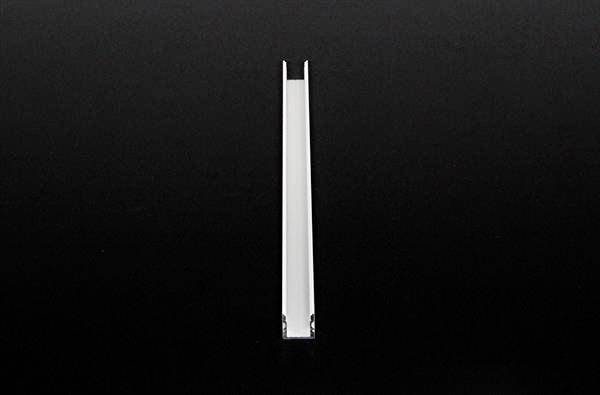 Eine einzelne weiße vertikale Linie auf schwarzem Hintergrund.