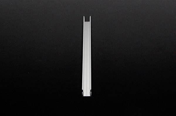 Metall-Profilleiste auf schwarzem Hintergrund, vertikal ausgerichtet. Das Profil hat eine schmale U-Form.