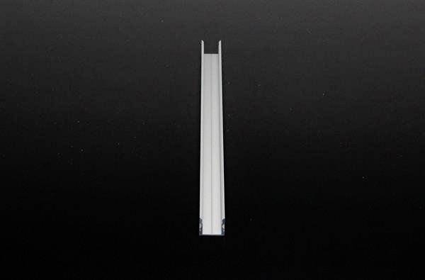 Ein einzelnes, senkrechtes Metallprofil vor einem schwarzen Hintergrund.