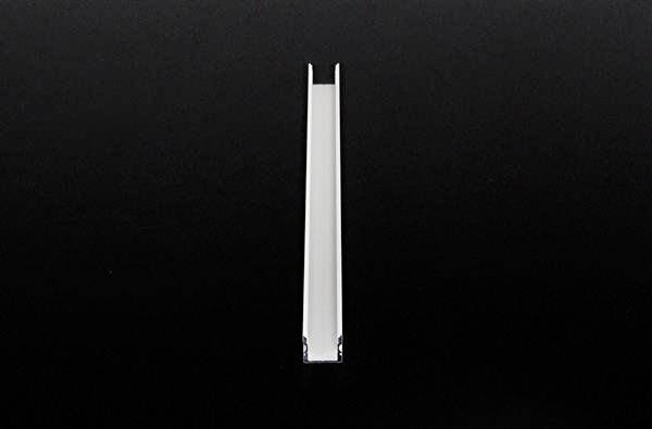 Ein einzelnes schmales weißes Objekt mit zwei parallelen Seiten auf schwarzem Hintergrund.