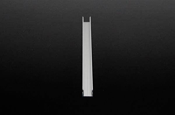 Das Bild zeigt ein weißes, vertikales, schmal zulaufendes Objekt auf schwarzem Hintergrund. Das Objekt wirkt schlicht und minimalistisch.