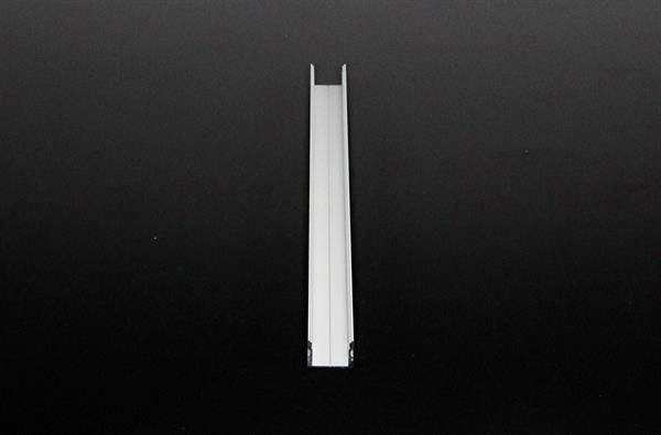 Ein einzelnes, vertikales Metallprofil vor schwarzem Hintergrund.
