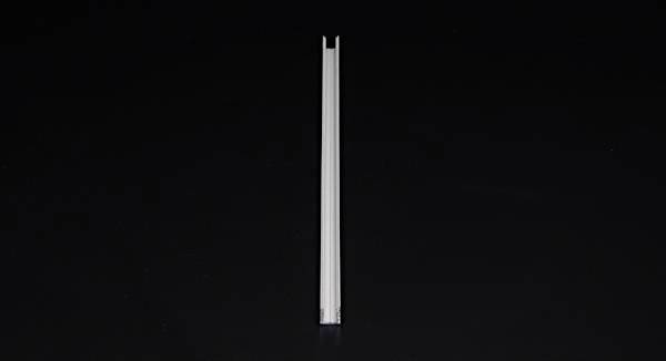 Ein einzelner, aufrecht stehender, silberner Metallstab, vor einem schwarzen Hintergrund.