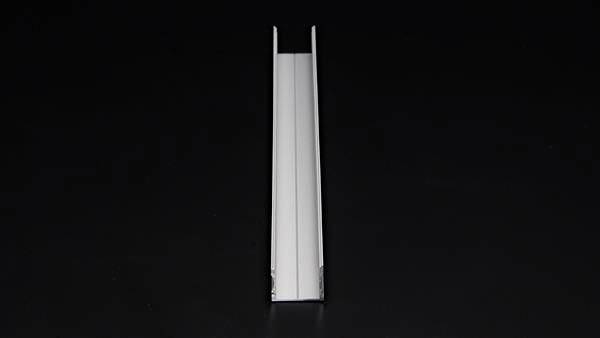 Metallkanal mit U-Profil auf schwarzem Hintergrund, mittig platziert.