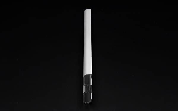 Ein silberfarbenes Aluminiumprofil steht vertikal auf einem schwarzen Hintergrund. Ideal für moderne Architekturprojekte.