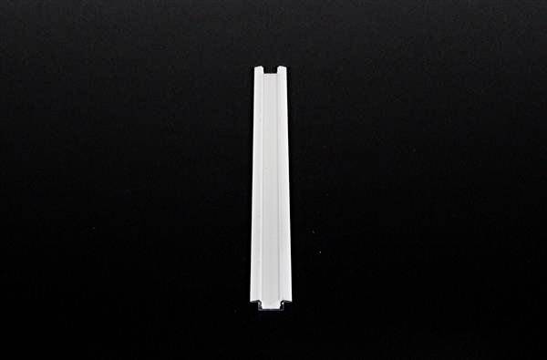 Ein einzelnes, weißes, längliches Objekt vor einem schwarzen Hintergrund. Keine weiteren erkennbaren Details oder Hinweise.