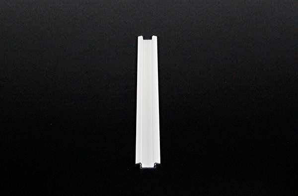 Ein einzelnes, vertikales weißes Kunststoffprofil vor schwarzem Hintergrund; es ist schmal und länglich mit flachen Kanten.