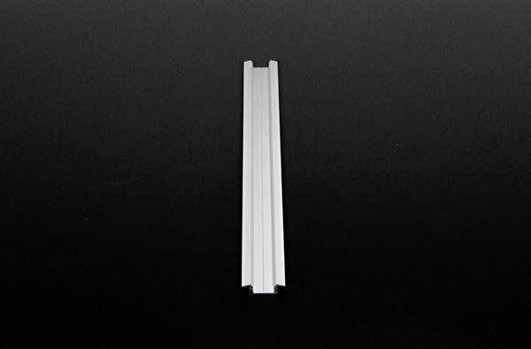 Ein einzelnes, vertikal ausgerichtetes weißes Stück auf schwarzem Hintergrund.