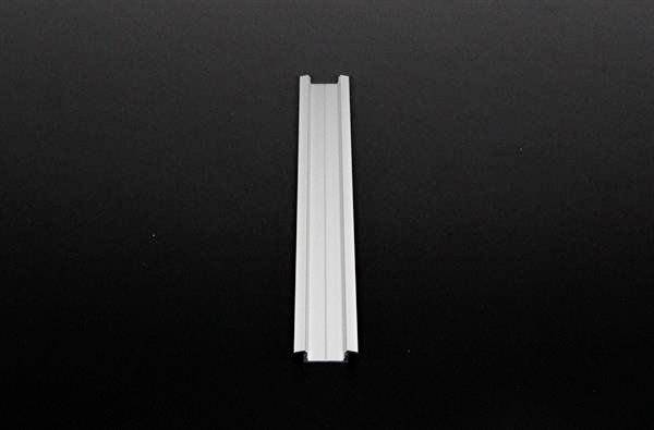 Mittelgroße, weiße Kunststoffschiene auf schwarzem Hintergrund