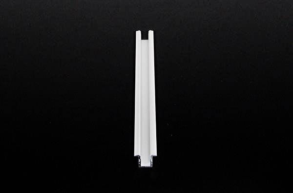 Eine weiße, schmale Schiene auf schwarzem Hintergrund.