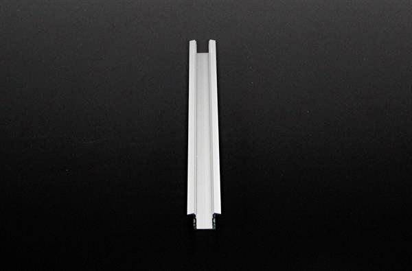 Ein weißer, vertikal ausgerichteter Aluminiumkanal auf schwarzem Hintergrund.
