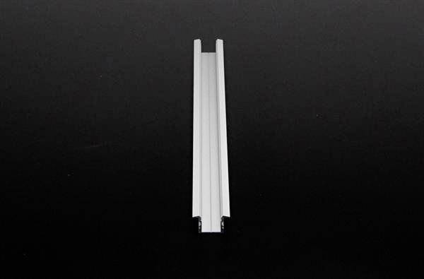 Ein silberfarbenes U-Profil aus Metall auf schwarzem Hintergrund.