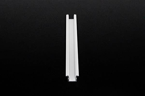 Metallschiene vor schwarzem Hintergrund, zeigt eine vertikale U-Form.