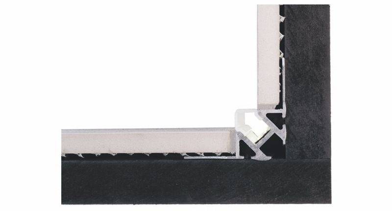 Querschnitt eines Fensterrahmens, der den Aufbau und die Isolierung des Rahmens zeigt. Enthält Dichtungsschichten und Verstärkungen.