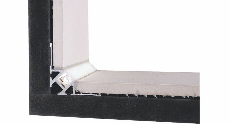 Ecke eines Fensterprofils aus Metall und Gummi mit sichtbaren Dichtungen, zeigt den Querschnitt und die Materialverbindung.