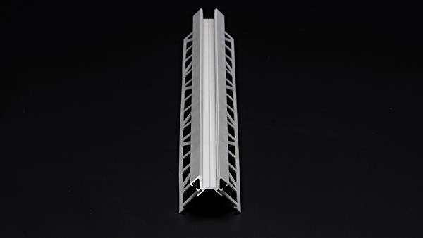 Silbernes Aluminiumprofil auf schwarzem Hintergrund, vertikal ausgerichtet. Das Profil hat ein symmetrisches Design mit Schlitzen an den Seiten.