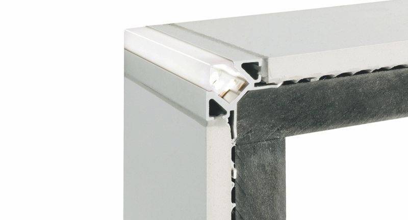 Querschnitt eines Türrahmens mit Dichtung. Die Konstruktion zeigt die Materialschichten und die Position der Dichtungen.