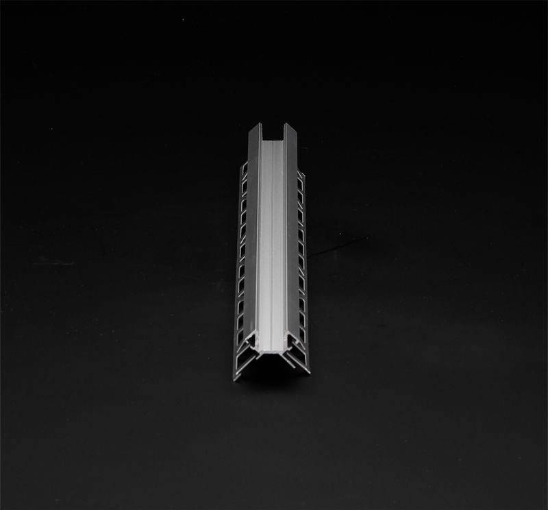 Aluminium-Profil auf schwarzem Hintergrund, zeigt symmetrische, längliche Struktur mit mehreren Vertiefungen an den Seiten.