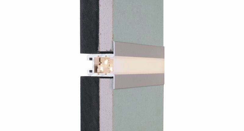 Ein modernes Wandelement zeigt eine integrierte, horizontale Lichtleiste in der Mitte, die zwischen zwei dunkelgrauen Enden eingebettet ist.