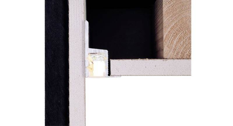 Querschnitt eines Wanddesigns mit schwarzer und brauner Fläche und weißem L-Profil zur Unterstützung.