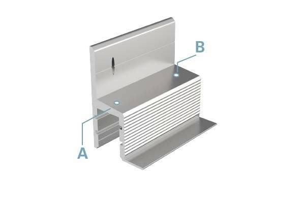 Metallisches Bauteil in L-Form mit geriffelten Flächen. Markierungen 'A' und 'B' zeigen spezifische Punkte an der Oberfläche an.