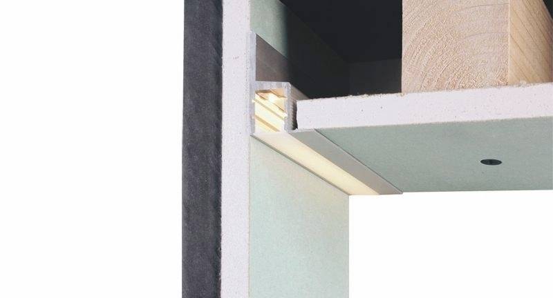 Ein vertikaler Schnitt eines Möbelstücks zeigt Details von Holzstruktur, Verbindungselementen und Materialschichten.