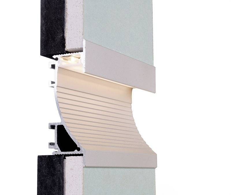 Ansicht eines Querschnitts einer Wand mit integrierter Jalousie in der Mitte, umgeben von Bausubstanz und Schichten.