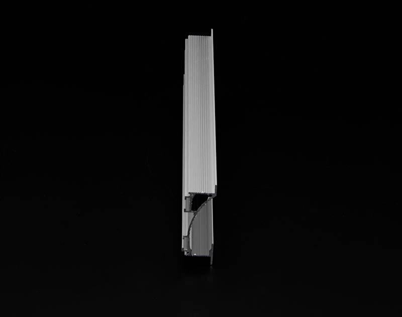 Ein silbern glänzendes Aluminiumprofil wird vor einem schwarzen Hintergrund gezeigt, seitliche Ansicht mit Sicht auf die Kante.