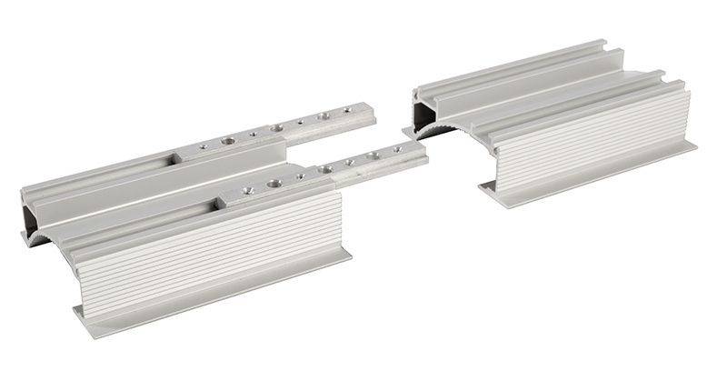 Die Abbildung zeigt ein Metallprofil mit Schienenverlängerung. Links und rechts sind zwei profilierte Aluminiumschienen abgebildet.
