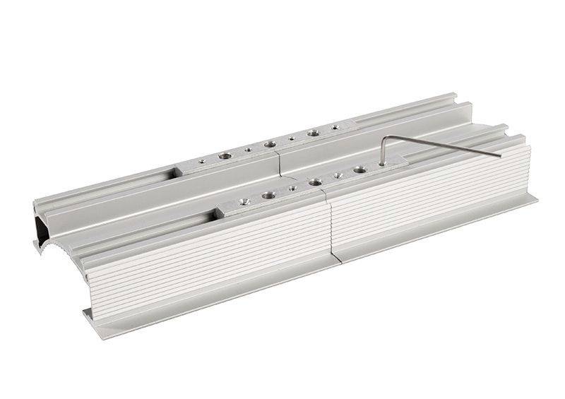 Silberne Aluminium-Schiene mit Schraubenlöchern und angebrachter Inbusschlüssel zur Befestigung. Geeignet für Montagezwecke.